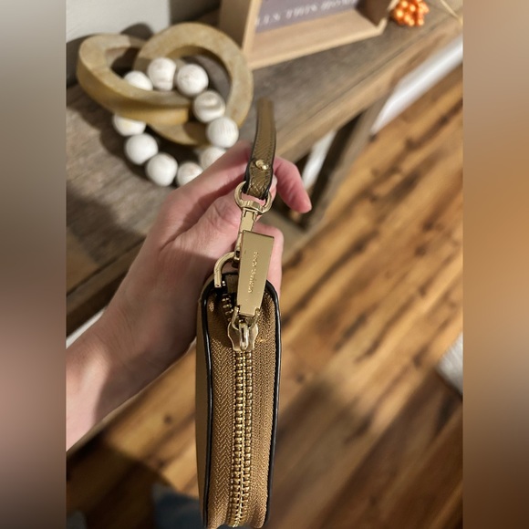 EUC Michael Kors Jet Set Large Leather Smartphone Wristlet Wallet in "Luggage" - Picture 6 of 9